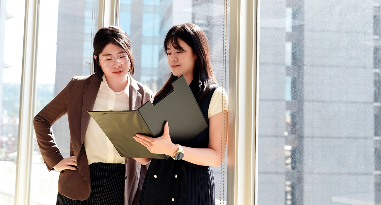 一同檢視工作的兩名同事